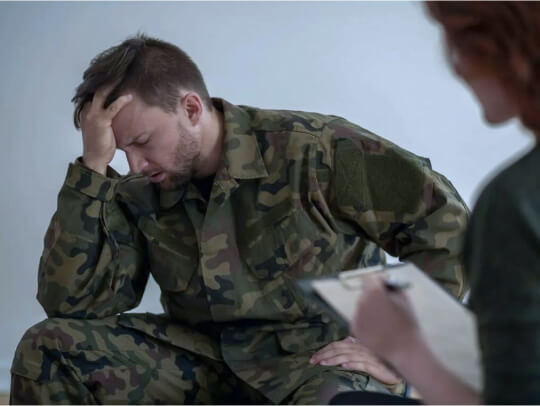 Мужчина в военной одежде на приеме психолога